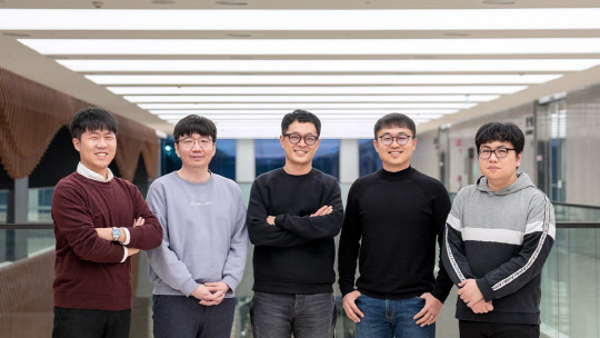 넷마블이 '시그라프 아시아 2021'에서 음성 대사 감정을 자동 인식해 안면 애니메이션을 생성하는 기술을 공개했다. 왼쪽부터 넷마블 AI센터 조영박, 강신동, 오인수 실장, 안수남 팀장, 최대근. <넷마블 제공>